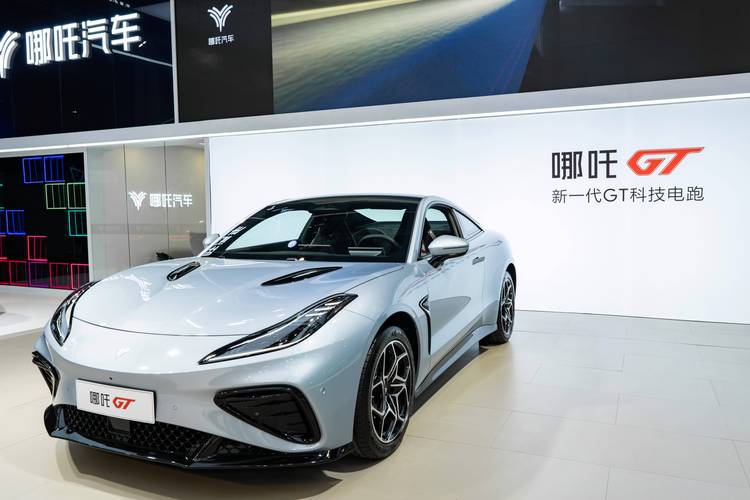 惠州256哪吒汽车在智能汽车领域的表现，领途汽车在新能源汽车市场中的影响力